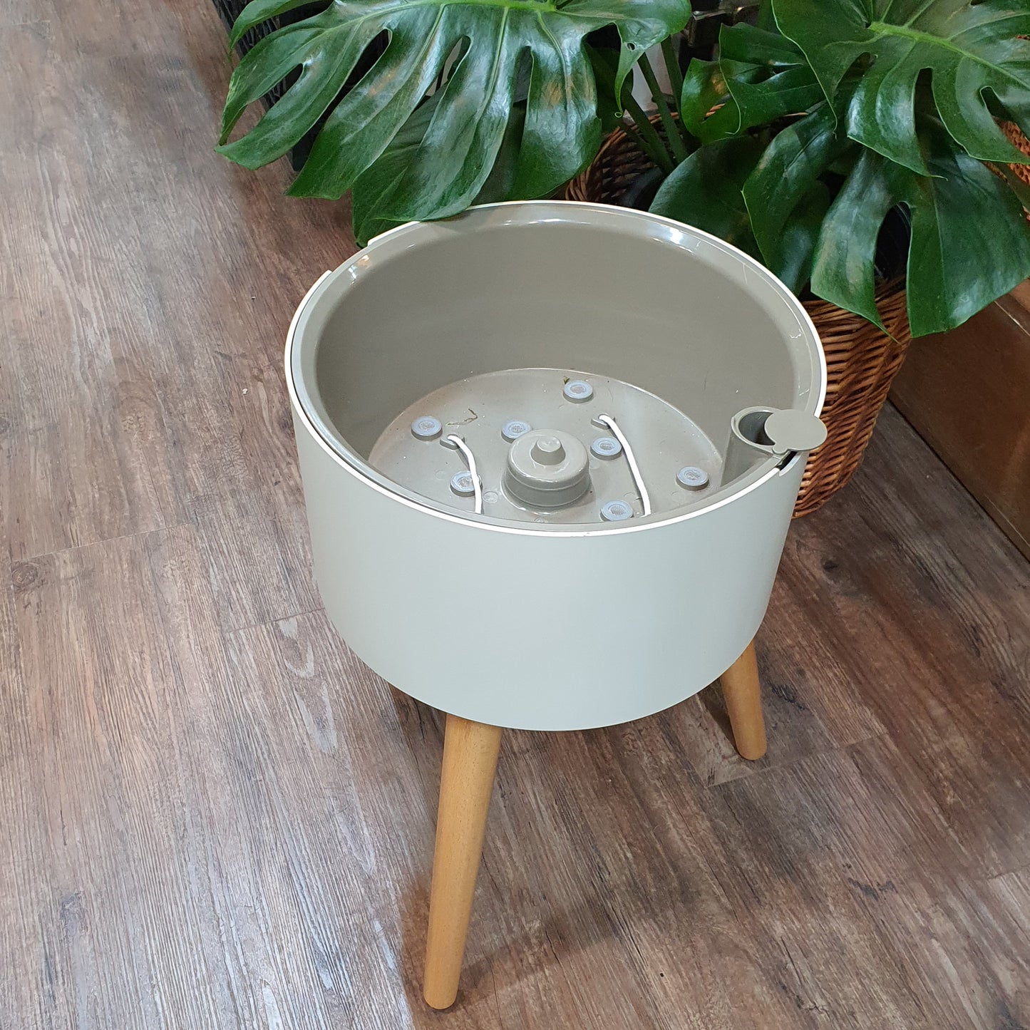 Smart Large Round White Pot with long wooden legs (IS Series) (PA16/1)