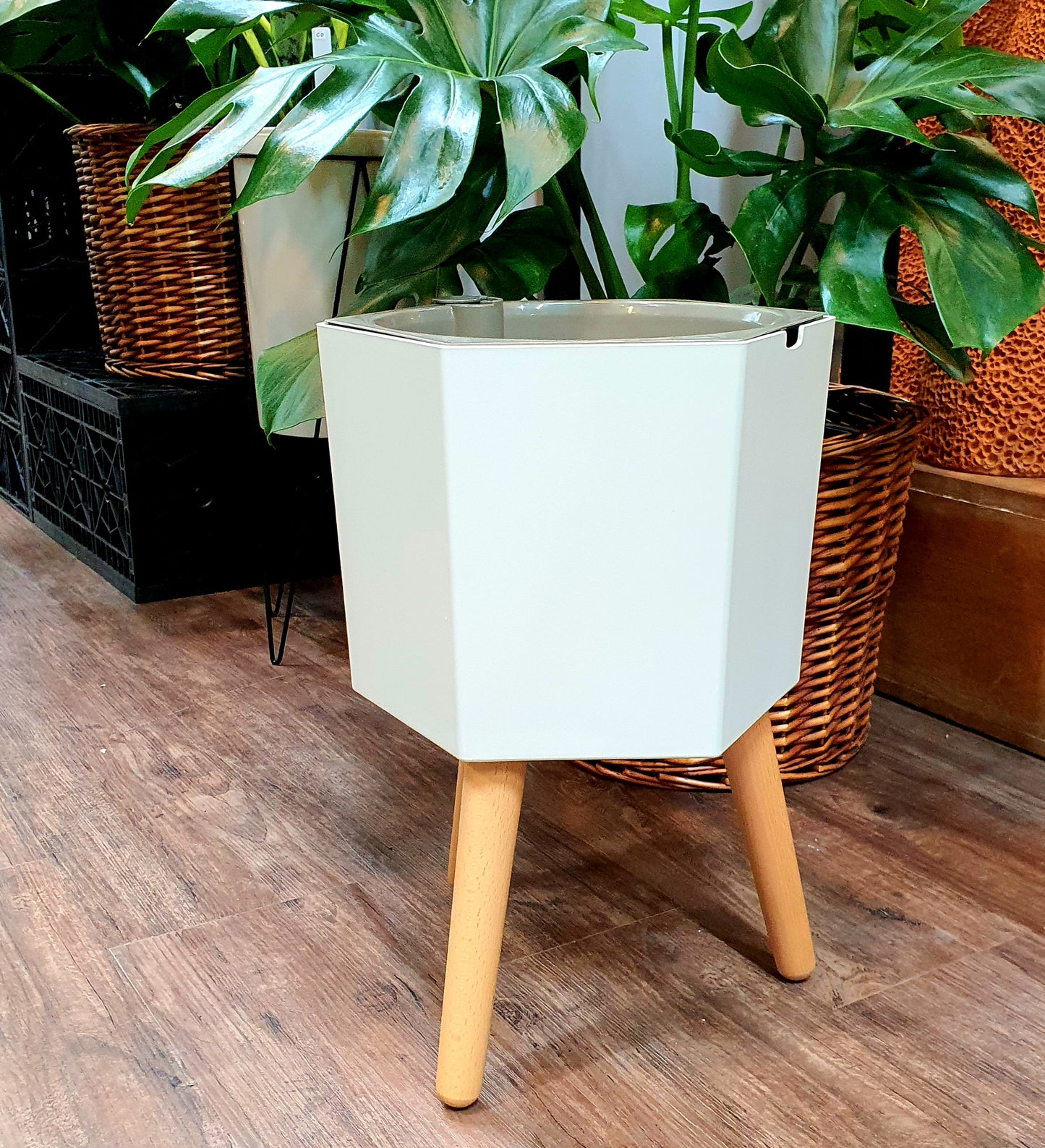 Smart Hexagon White pot with long wooden legs (IS Series) (PA13/1)