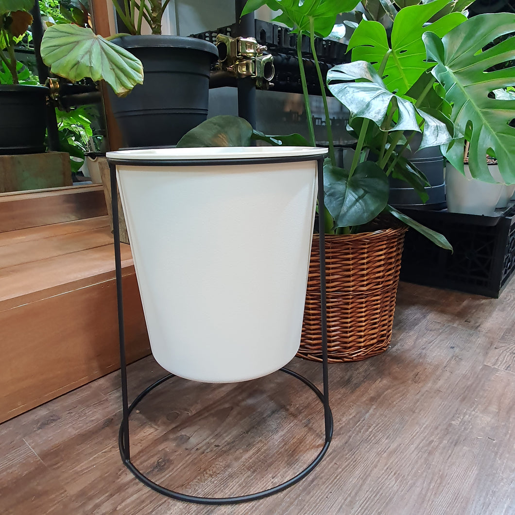 SW White Round Pot with metal stand (PA20)