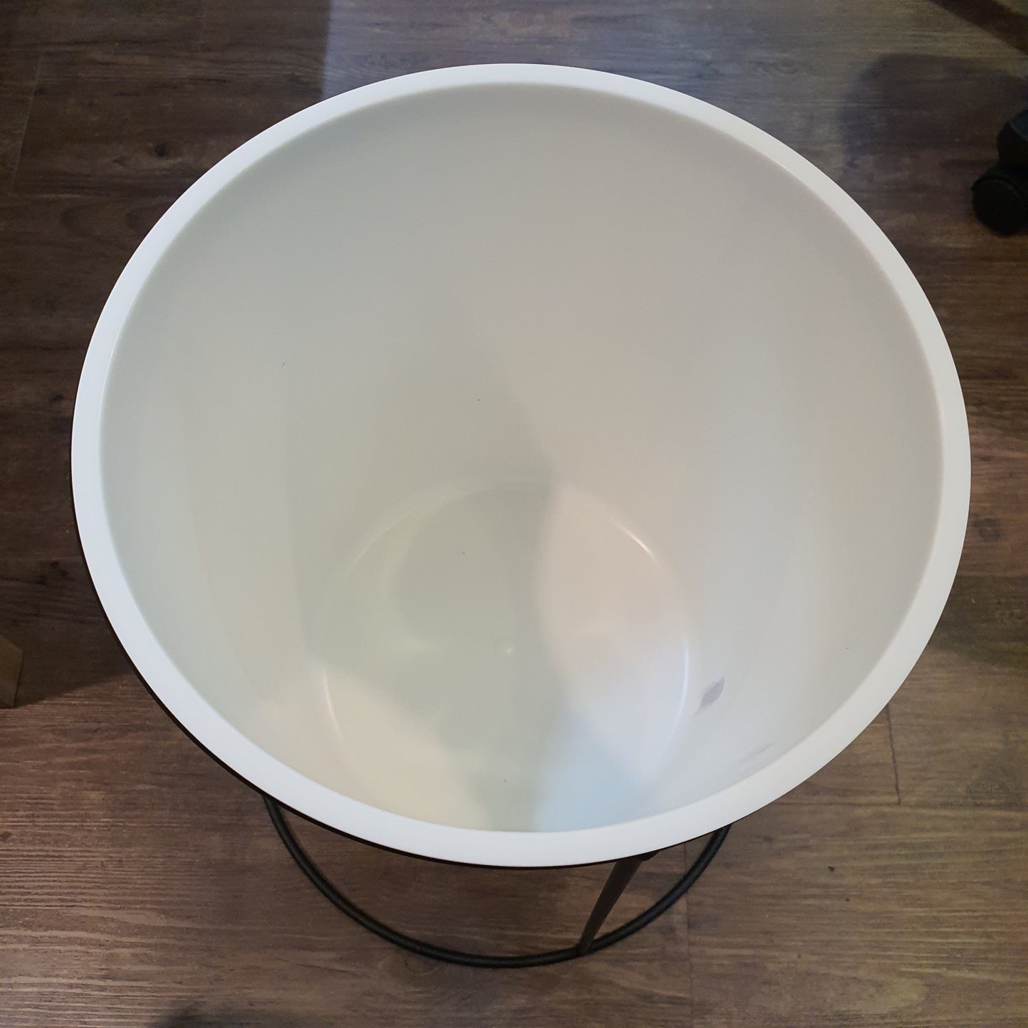 SW White Round Pot with metal stand (PA20)