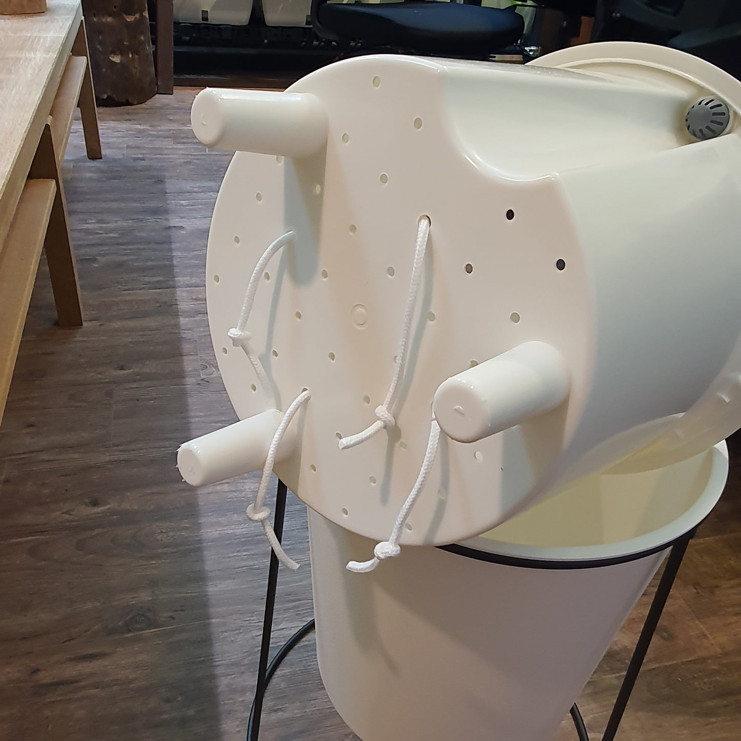 SW White Round Pot with metal stand (PA20)