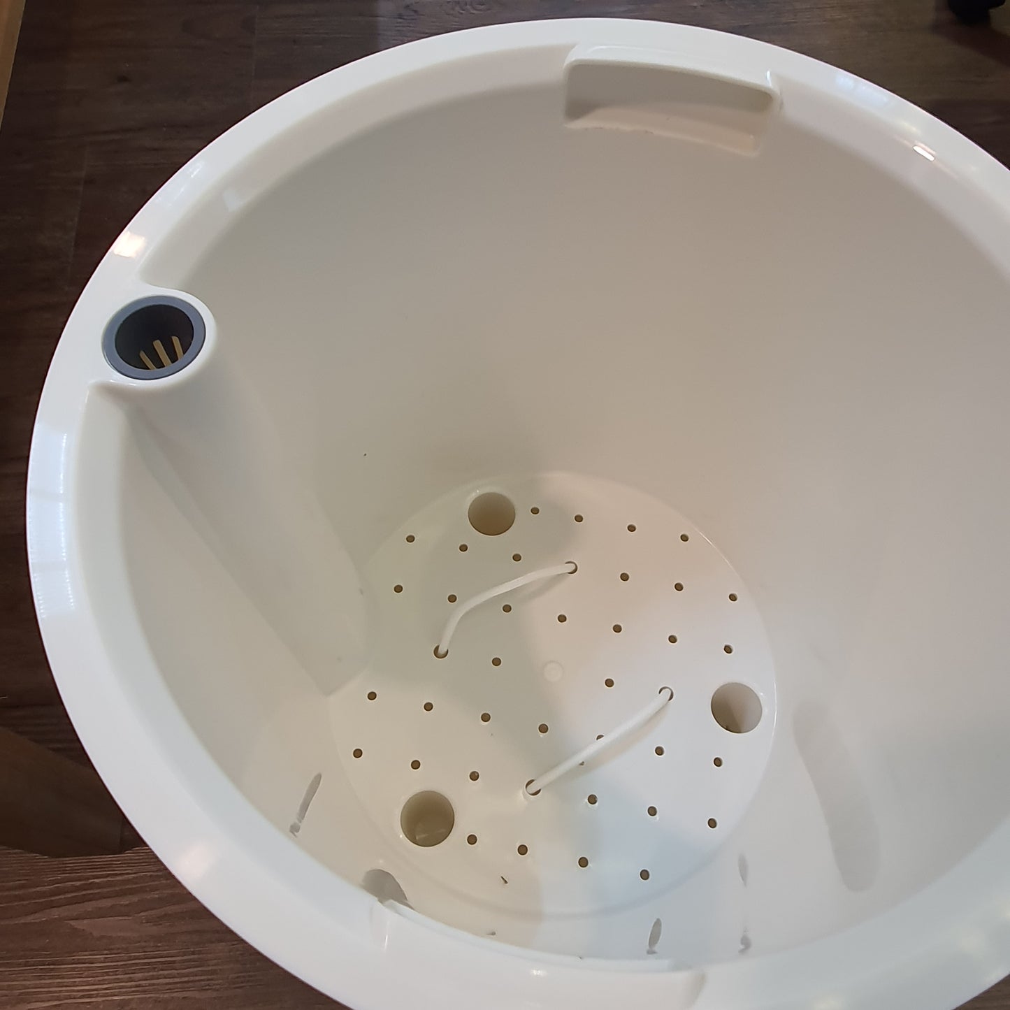 SW White Round Pot with metal stand (PA20)