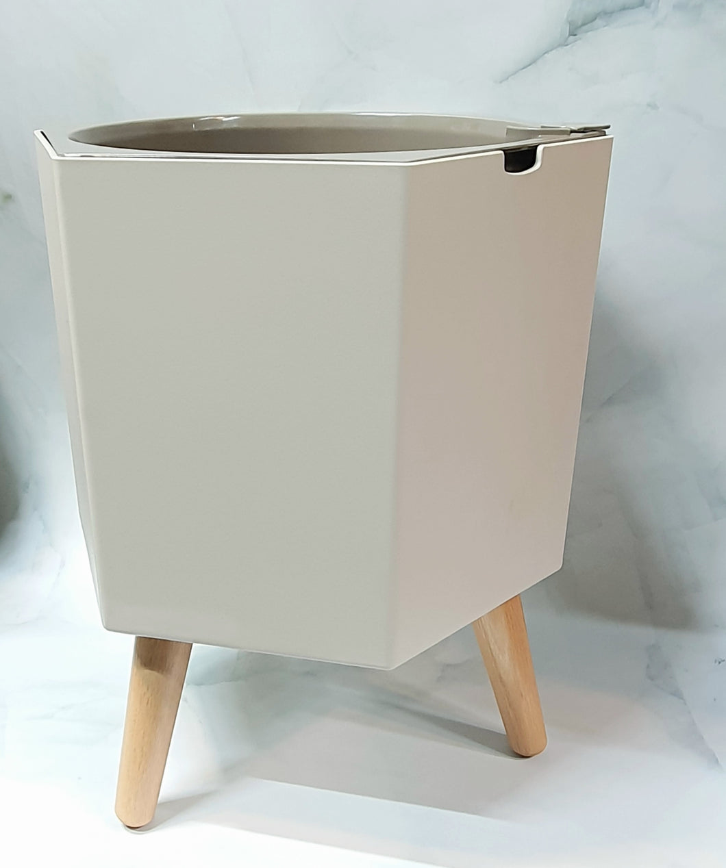 Smart Hexagon White Pot with short wooden legs (IS Series) PA13/2)