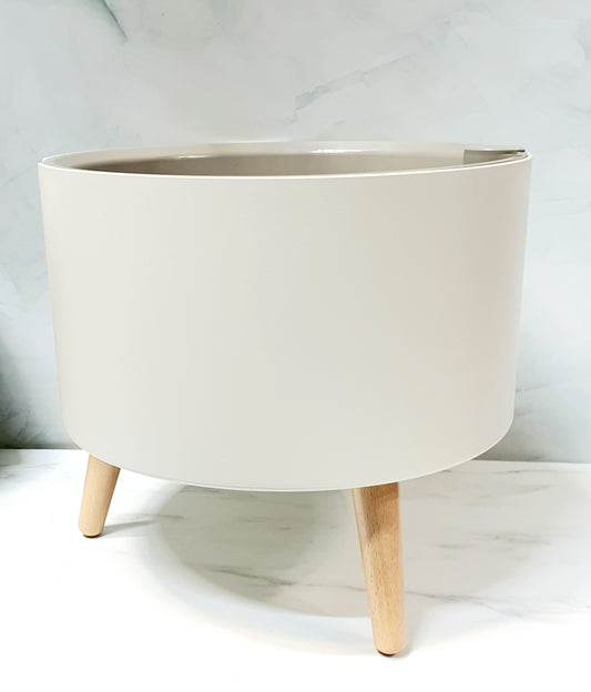 Smart Large White Round Pot with short wooden legs (PA16/2)