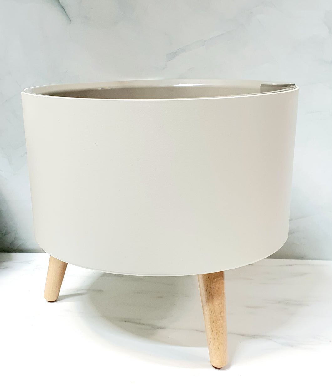 Smart Large White Round Pot with short wooden legs (PA16/2)