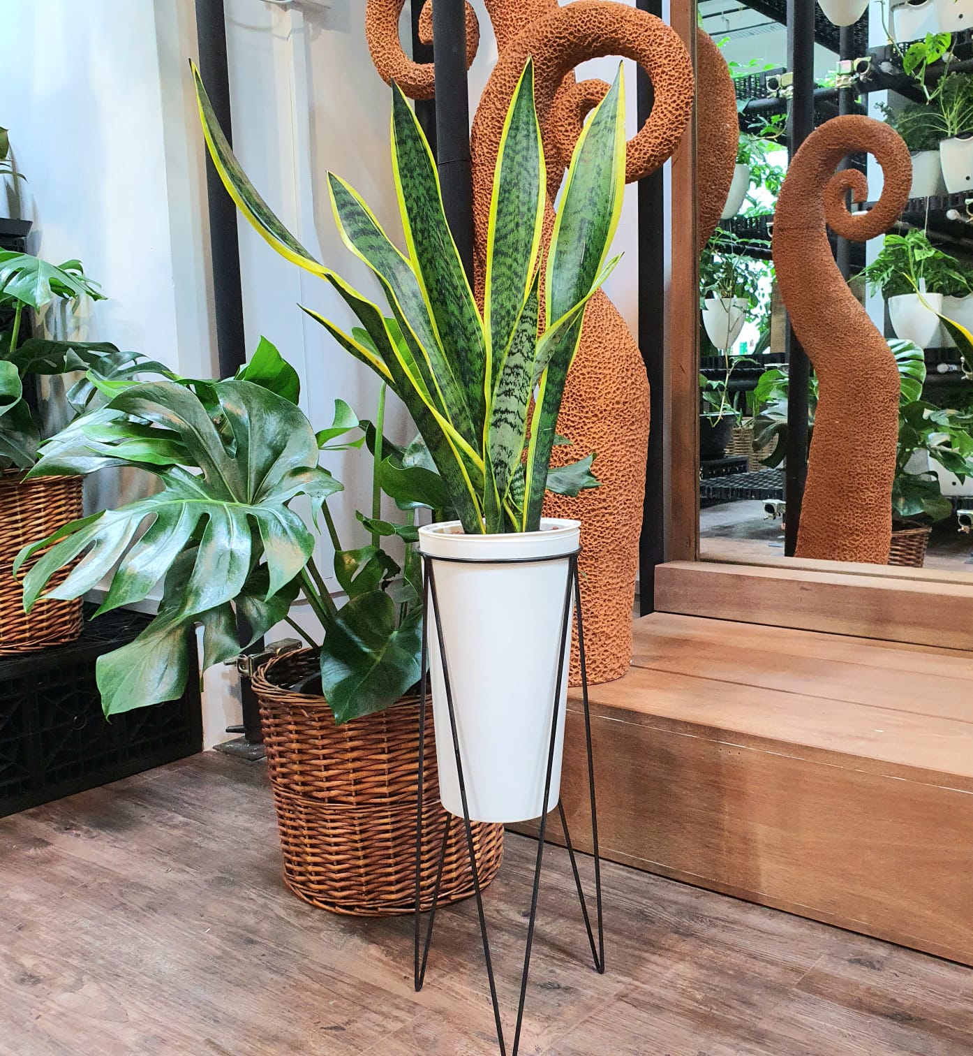 Sexy Tall White Pot with Black Metal Stand (PA9)